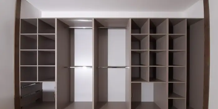 vestavěná skříň